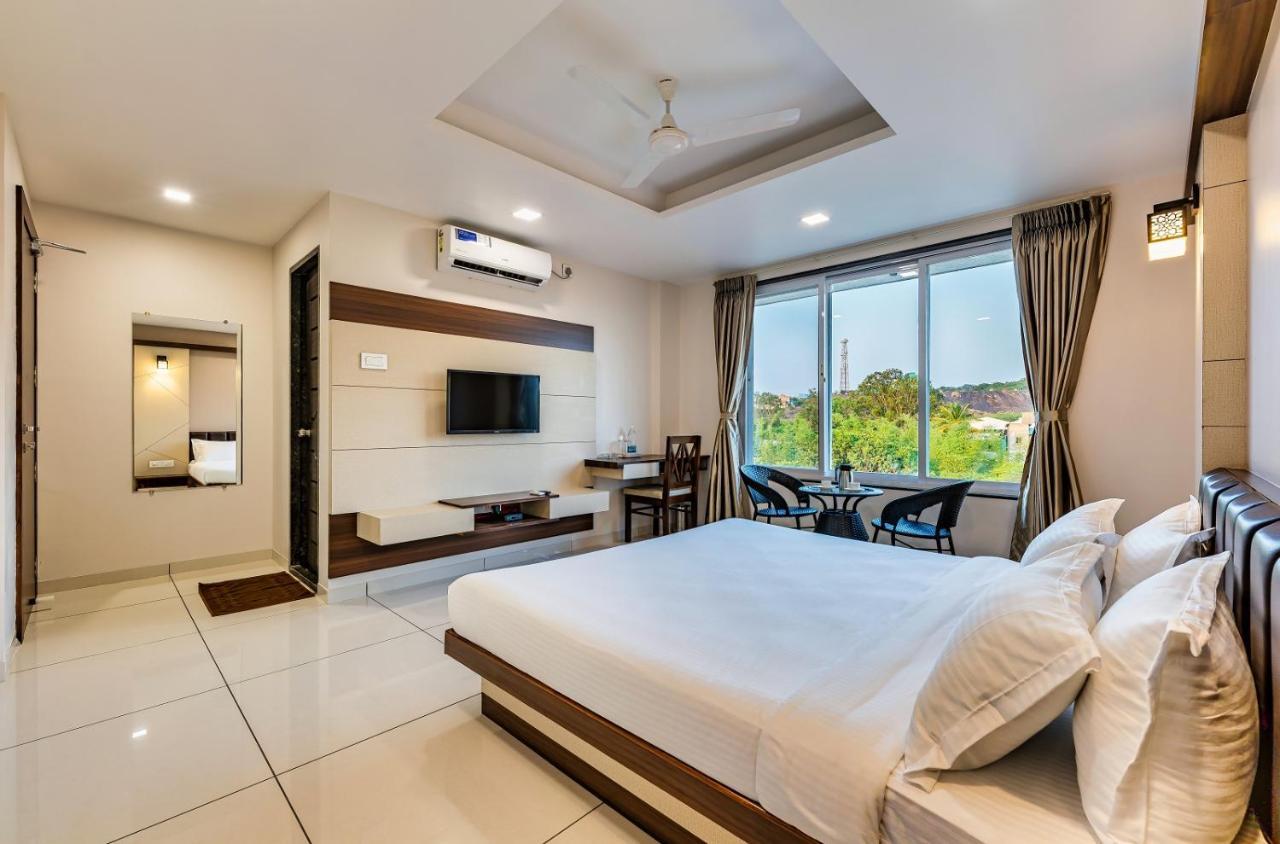 Hotel Grand Indu, 3 Star 戈尔哈布尔 外观 照片